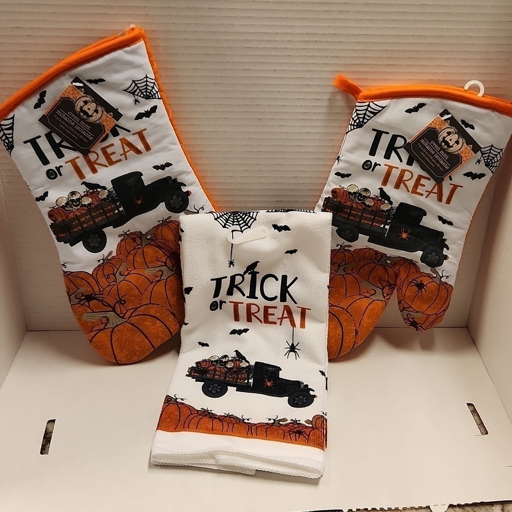 Halloween oven mittens and towel set